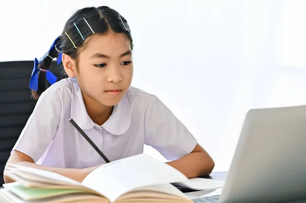 School Meisje Een Uniform Zitten Buurt Van Een Laptop Kijken — Stockfoto