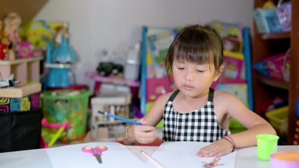 Conceito de escola em casa, crianças asiáticas fazendo trabalho doméstico escolar e desenhar um vestido de princesa durante a quarentena COVID-19. Isolamento do Coronavírus. online estudar a partir de casa — Vídeo de Stock