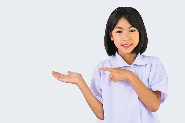 Asya Küçük Kız Elinin Parmağının Ucunda Bir Şey Gösteriyor Çocuk — Stok fotoğraf