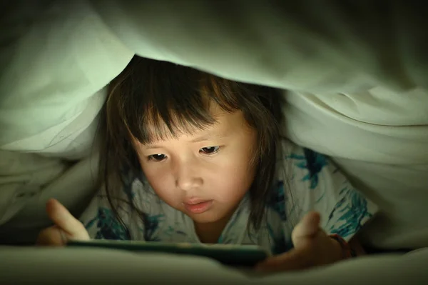 Criança Está Assistindo Vídeo Telefone Inteligente Sob Cobertor Cama Noite — Fotografia de Stock