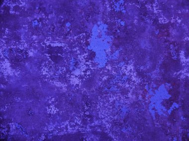 Beton bir duvarın dokusu ve eski boya lekeleri. Soyut arka plan koyu maviye boyanmış. 2020 Yılının Rengi Klasik Mavi Pantolon