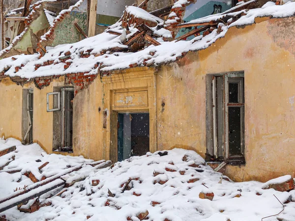 Zerstörtes Altes Backsteinhaus Winter Bei Schneefall — Stockfoto