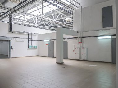 Modern gıda pazarının soğuk odalarının üstündeki binanın çatısının altındaki havalandırma ve havalandırma boruları.