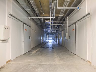 Modern gıda pazarının soğuk odalarının üstündeki binanın çatısının altındaki havalandırma ve havalandırma boruları.