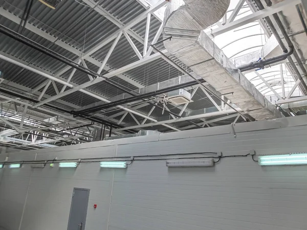 Modern gıda pazarının soğuk odalarının üstündeki binanın çatısının altındaki havalandırma ve havalandırma boruları.
