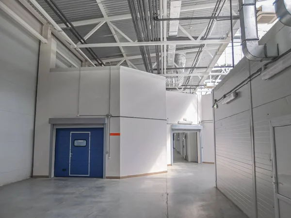 Modern gıda pazarının soğuk odalarının üstündeki binanın çatısının altındaki havalandırma ve havalandırma boruları.