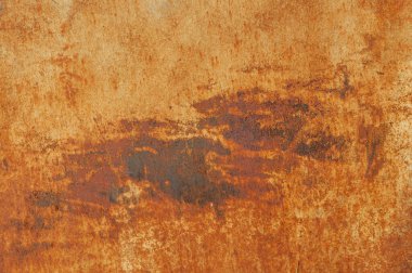 Eski paslı metal duvarda boya izleri var.