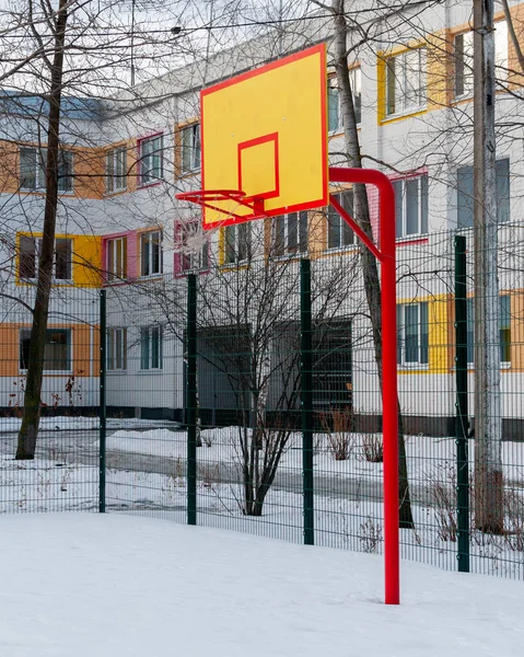 Verschneites Basketballfeld Auf Dem Schulhof — Stockfoto