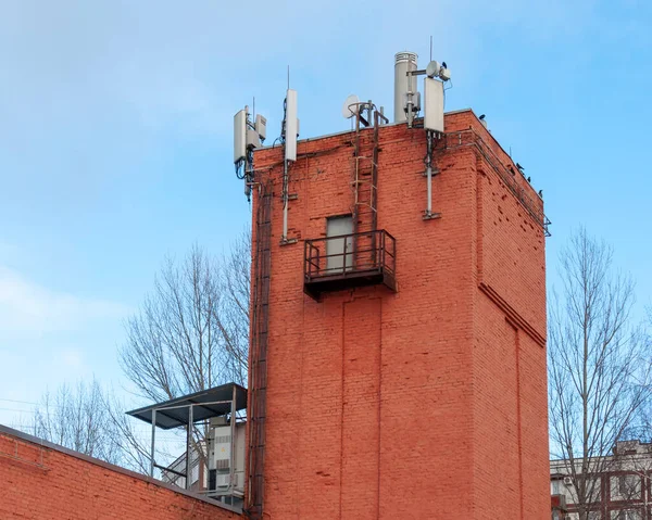 Equipos Para Comunicación Celular Transmisión Datos Antenas Instaladas Techo Una —  Fotos de Stock