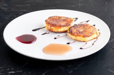 Tabaktaki süzme peynirli krepler yaban mersinli bal, çilekli bal ve keçiboynuzu şurubuyla süslenir. Sağlıklı ve diyet Kahvaltı.