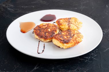 Tabaktaki süzme peynirli krepler yaban mersinli bal, çilekli bal ve keçiboynuzu şurubuyla süslenir. Sağlıklı ve diyet Kahvaltı.