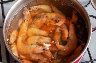 Kral karidesli tava fırında baharatla pişiriliyor, yakın plan.