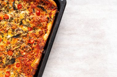 Mantarlı taze sıcak pizza, kiraz domatesleri, dikdörtgen bir tavada Basil ve Parmesan fotokopi alanı ile birlikte. Ev yapımı pizza pişirme.