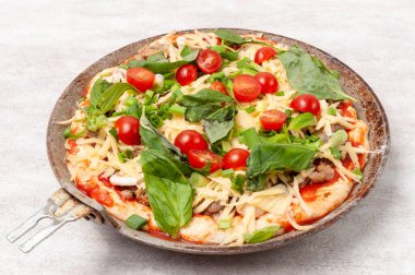 Mantarlı taze çiğ pizza, kiraz domatesli, Basil ve Parmesan yuvarlak bir tavada fotokopi alanı olan beyaz bir arka planda. Pişirmeden önce ev yapımı pizza.