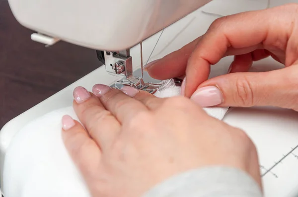 Uma Mulher Com Uma Bela Manicure Rosa Costura Uma Máscara — Fotografia de Stock