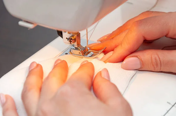 Uma Mulher Com Uma Bela Manicure Rosa Costura Uma Máscara — Fotografia de Stock