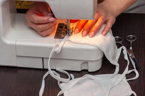 Uma Mulher Com Uma Bela Manicure Rosa Costura Uma Máscara — Fotografia de Stock