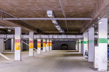 Tavan yalıtımı, havalandırma sistemi havalandırma boruları, yangın söndürme sistemi boruları, binanın zemin katındaki otoparkın tavanının altındaki elektrik kablolu kanalları.