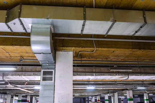 Tavan yalıtımı, havalandırma sistemi havalandırma boruları, yangın söndürme sistemi boruları, binanın zemin katındaki otoparkın tavanının altındaki elektrik kablolu kanalları.