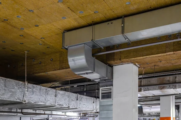 Tavan yalıtımı, havalandırma sistemi havalandırma boruları, yangın söndürme sistemi boruları, binanın zemin katındaki otoparkın tavanının altındaki elektrik kablolu kanalları.