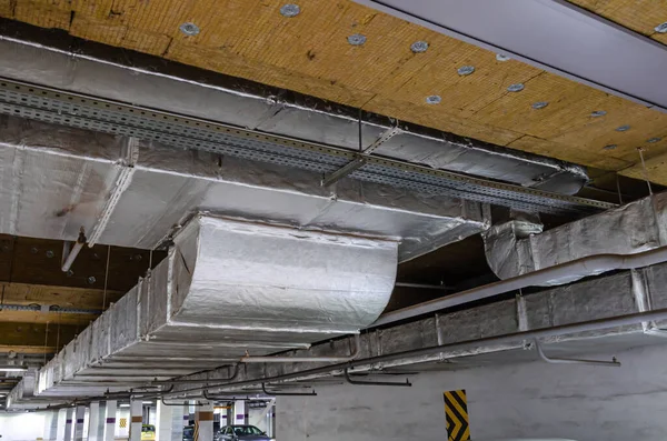 Tavan yalıtımı, havalandırma sistemi havalandırma boruları, yangın söndürme sistemi boruları, binanın zemin katındaki otoparkın tavanının altındaki elektrik kablolu kanalları.