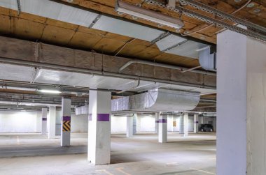 Tavan yalıtımı, havalandırma sistemi havalandırma boruları, yangın söndürme sistemi boruları, binanın zemin katındaki otoparkın tavanının altındaki elektrik kablolu kanalları.