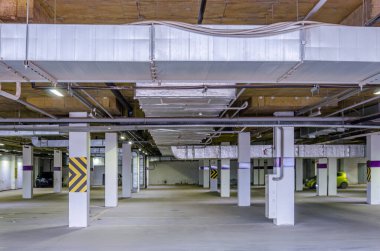 Tavan yalıtımı, havalandırma sistemi havalandırma boruları, yangın söndürme sistemi boruları, binanın zemin katındaki otoparkın tavanının altındaki elektrik kablolu kanalları.