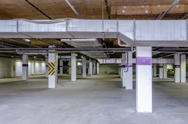 Tavan yalıtımı, havalandırma sistemi havalandırma boruları, yangın söndürme sistemi boruları, binanın zemin katındaki otoparkın tavanının altındaki elektrik kablolu kanalları.