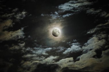 Kısmi ay tutulması. Gece bulutlu gökyüzü.