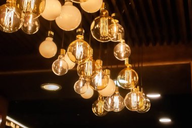 Edison ampullerinden yapılmış iç aydınlatma