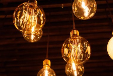 Edison ampullerinden yapılmış iç aydınlatma