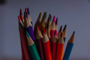 cam beyaz arka plan üzerinde renkli kalemler