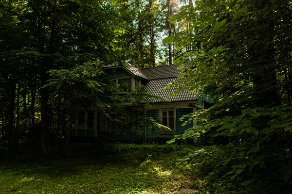 Casa Campo Cercada Por Árvores Caducas — Fotografia de Stock