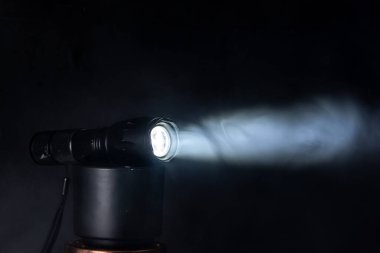 Duman içinde LED fener ışını