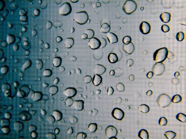 Çift camlı penceredeki soyut yağmur damlaları