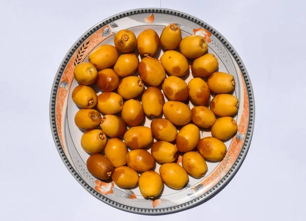 Κίτρινα Άγουρα Χουρμάδες Γλυκά Φρούτα Στο Πιάτο Κοντά Διατροφή Πηγή — Φωτογραφία Αρχείου