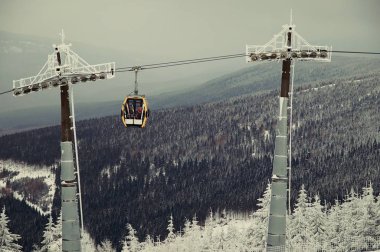 Kışın Polonya dağlarında halat kaldırma 