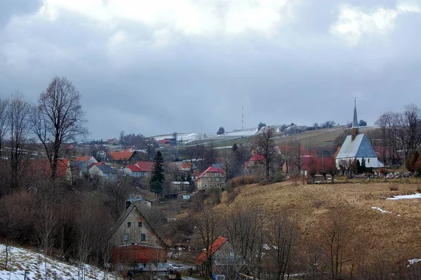 Widok Górską Wioskę Zimą Polsce — Zdjęcie stockowe