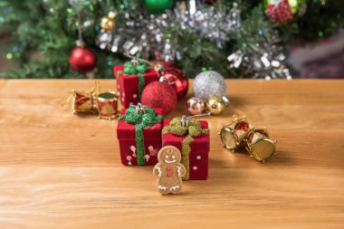 Zencefilli kurabiye adam ahşap masa ve Noel dekorasyon