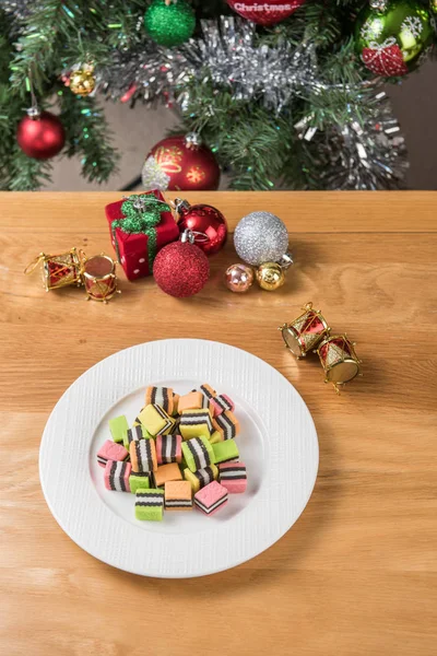 O açúcar na tigela branca está na mesa de madeira e no Natal — Fotografia de Stock