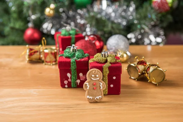 O homem de gengibre na mesa de madeira e decoração de Natal — Fotografia de Stock