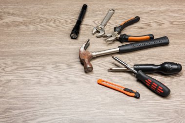 Onarım Araçları ahşap masanın üzerine yerleştirilir.