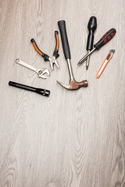 Onarım Araçları ahşap masanın üzerine yerleştirilir.
