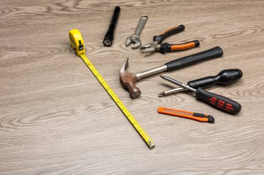 Onarım Araçları ahşap masanın üzerine yerleştirilir.