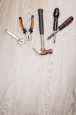 Onarım Araçları ahşap masanın üzerine yerleştirilir.