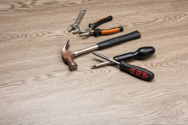 Onarım Araçları ahşap masanın üzerine yerleştirilir.