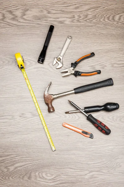 Gli strumenti di riparazione è posto sul tavolo di legno . — Foto Stock