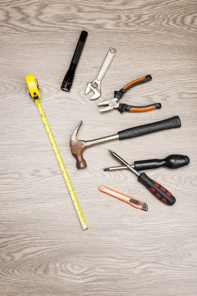 Gli strumenti di riparazione è posto sul tavolo di legno . — Foto Stock