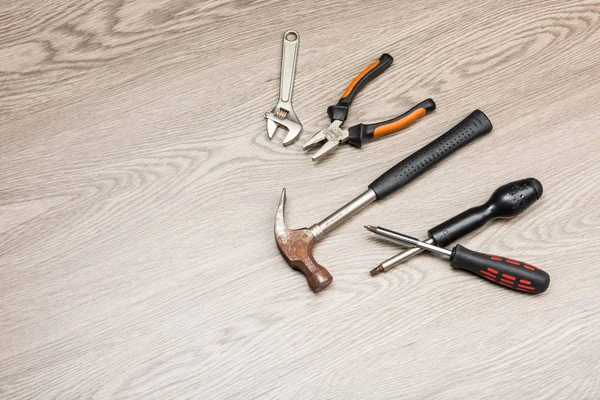 Gli strumenti di riparazione è posto sul tavolo di legno . — Foto Stock