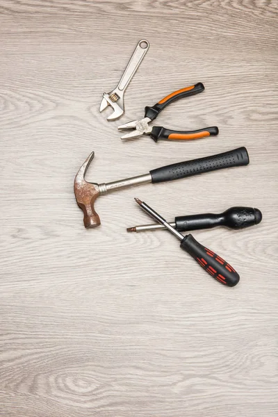 Gli strumenti di riparazione è posto sul tavolo di legno . — Foto Stock